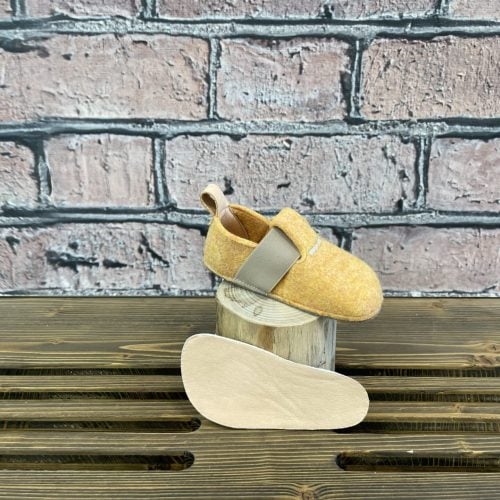 Боси вълнени пантофи - Pegres Yellow - Нови боси пантофи, изработени от топла овча вълна и естествена кожа. Зоната зад петата също е изработена от БИО кожа.