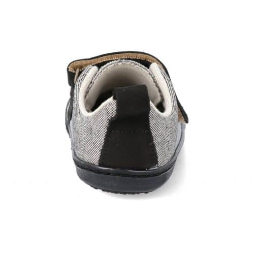 Детски платнени боси обувки на чешкия производител Pegres са подходящи за пролетта и лятото.Моделът е с голямо пространство при пръстите.