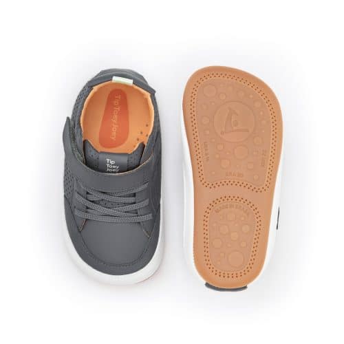 Боси обувки Tip Toey Joey - Urbany Slate Blue имат еластични връзки, които не се развързват, закопчалки за по-добро прилягане и еластична пета.