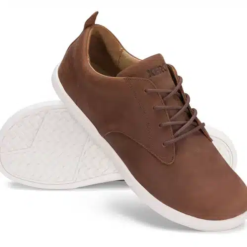 Докато носите Glenn, пълнозърнестата, водоотблъскваща кожа се прилепва към крака ви. Комбинирайте това с гъвкавостта и лекото тегло на обувката