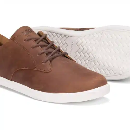 Докато носите Glenn, пълнозърнестата, водоотблъскваща кожа се прилепва към крака ви. Комбинирайте това с гъвкавостта и лекото тегло на обувката