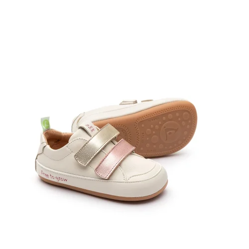 Детски боси обувки Tip Toey Joey - BOSSY PLAY Tapioca. Обувките Bossy Play имат цветно велкро, което стимулира любопитството и забавлението.