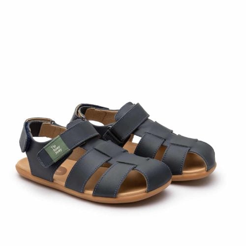 Детски боси сандали Tip Toey Joey - SAND Navy. С каишки, които предпазват малките крачета, нашите сандали SAND осигуряват стабилност и баланс.