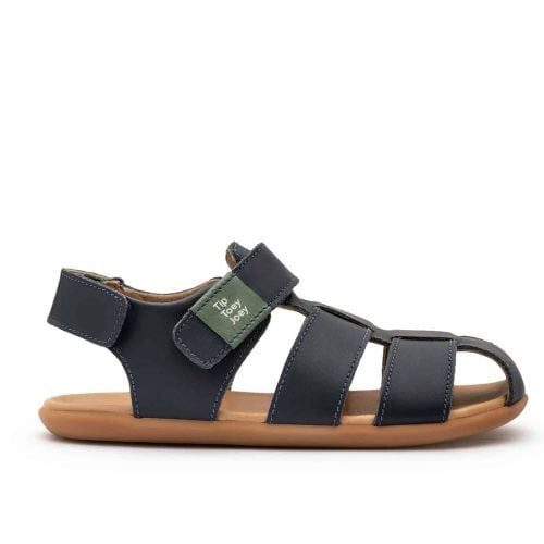 Боси сандали Tip Toey Joey - SAND - NAVY.С каишки, които предпазват малките крачета, нашите сандали SAND осигуряват стабилност и баланс.