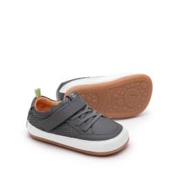 Детски боси обувки Tip Toey Joey - Urbany Slate Blue имат еластични връзки, които не се развързват, закопчалки за по-добро прилягане и еластична пета.