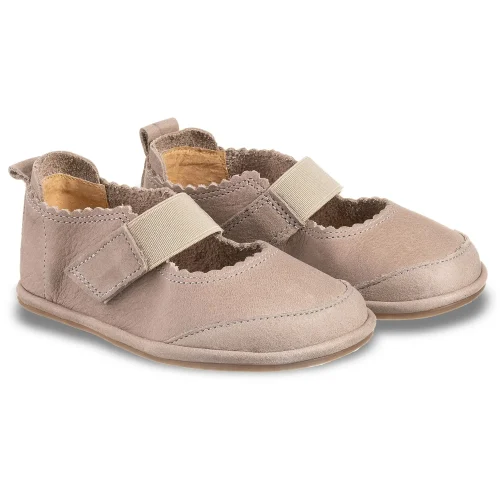 Боси балеринки за момичета Gloria - Latte. Широки при пръстите, гъвкави, от естествена кожа. Подподящи както за специални поводи, така и за ежедневието.