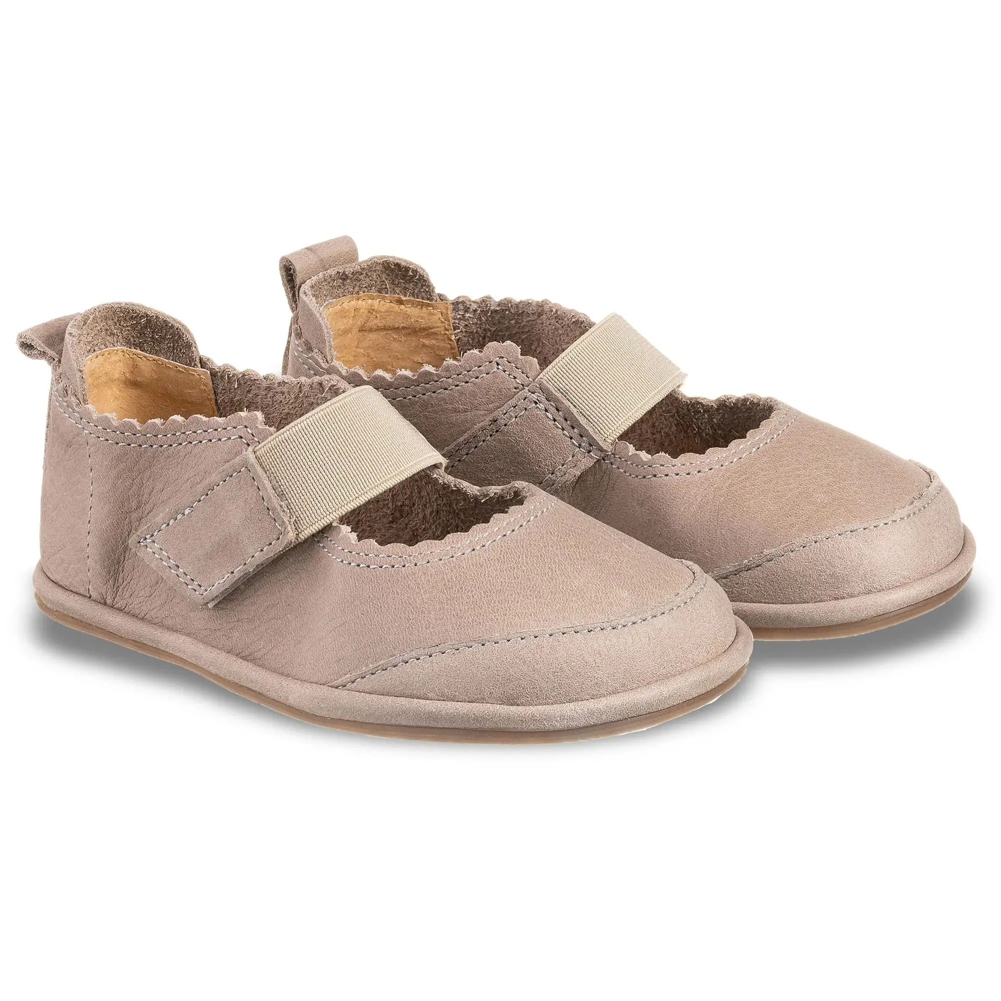 Боси балеринки за момичета Gloria - Latte. Широки при пръстите, гъвкави, от естествена кожа. Подподящи както за специални поводи, така и за ежедневието.