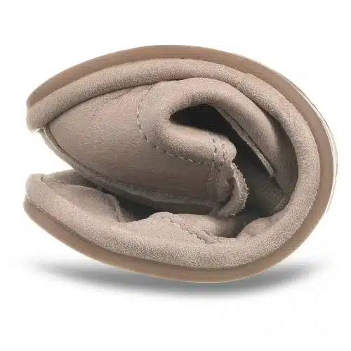 Боси балеринки за момичета Gloria - Latte. Широки при пръстите, гъвкави, от естествена кожа. Подподящи както за специални поводи, така и за ежедневието.