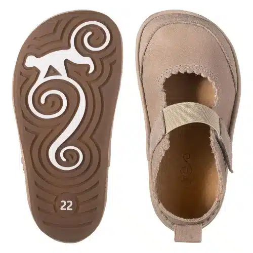 Боси балеринки за момичета Gloria - Latte. Широки при пръстите, гъвкави, от естествена кожа. Подподящи както за специални поводи, така и за ежедневието.