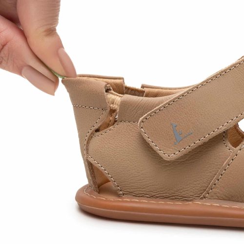 Боси сандали Tip Toey Joey - Sandy Sand.С каишки, които предпазват малките крачета, нашите сандали SANDY осигуряват стабилност и баланс.