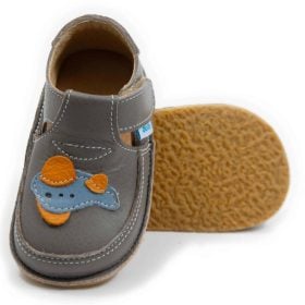 Детски боси обувки Dodo - Airplane внимателно ръчно изработени от мека първокласна кожа с гъвкава подметка от естествен каучук, изключително леки.