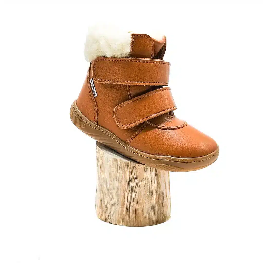 Боси ботуши Pegres SBF 42 - Кафяви.Моделът SBF 42 от колекцията Skinny Barefoot е популярна зимна опция, идеална за деца с нормално широки стъпала.