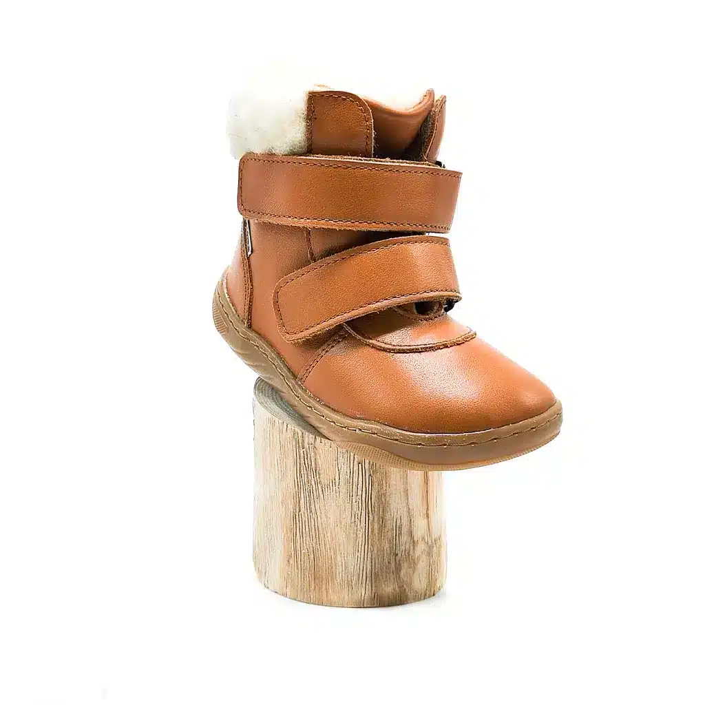 Боси ботуши Pegres SBF 42 - Кафяви.Моделът SBF 42 от колекцията Skinny Barefoot е популярна зимна опция, идеална за деца с нормално широки стъпала.