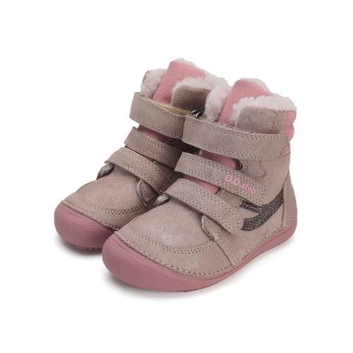 Представяме Ви детските ботушки на DD Step. Естествена кожа, изключително гъвкава подметка. Благодарение на трите велкра лесно и бързо се обуват.