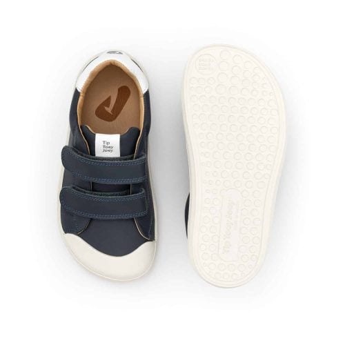 Боси обувки TIP TOEY JOEY - RAMP NAVY. С уличен стил, RAMP е идеален за ежедневно носене. Двойните велкро закопчалки се поставят лесно.