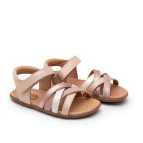 Детски боси сандали Tip Toey Joey - Criss Cross Pink Pearl. С диагонални каишки и нежни детайли. С велкро закопчаване, което обхваща всички видове крачета.