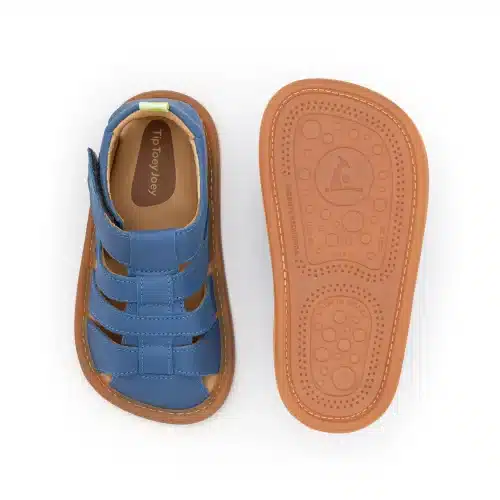 Боси сандали Tip Toey Joey - Sandy Blue Tang.С каишки, които предпазват малките крачета, нашите сандали SANDY осигуряват стабилност и баланс.
