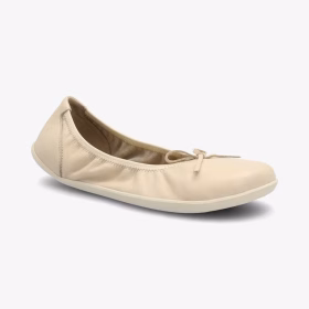 Боси балеринки Groundies с изключителна лекота. С гъвкава подметка и еластичен кант, тя се адаптира без усилие и осигурява естествено усещане за боси крака.