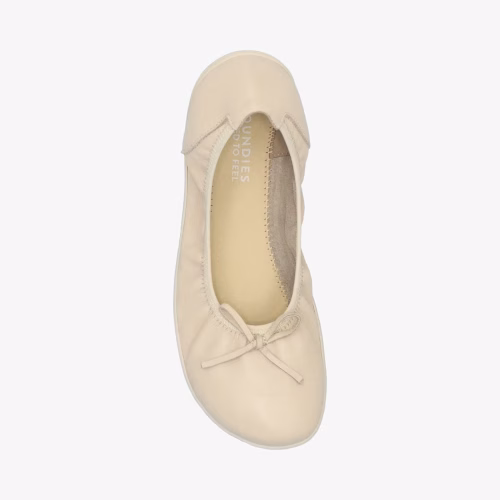 Боси балеринки Groundies с изключителна лекота. С гъвкава подметка и еластичен кант, тя се адаптира без усилие и осигурява естествено усещане за боси крака.