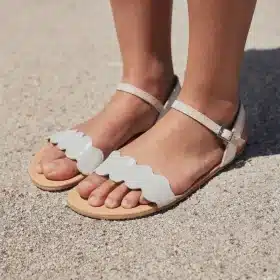 Shapen Jasmine White Носейки сандали Jasmine, ще се почувствате женствени, стилни и изискани. Те са в крак с последните модни тенденции.