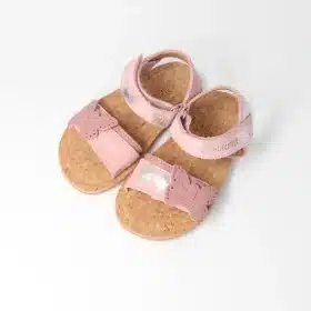 Босите сандали за деца Blifestyle schillerfalterSTYLE блестят не само с гъвкавата си боса подметка от каучук, но и с блестяща горна част от органична кожа.