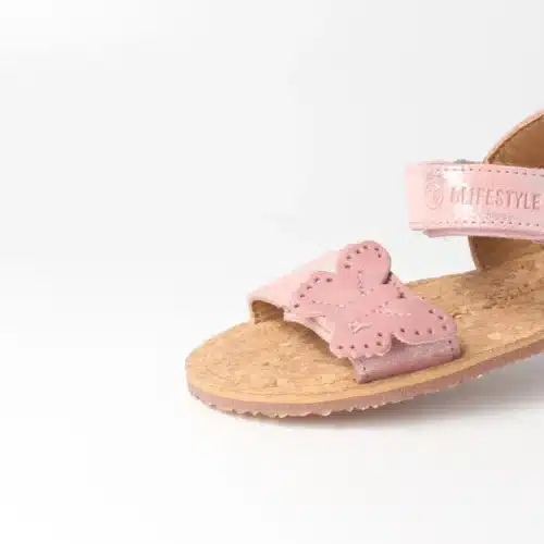 Сандалите schillerfalterSTYLE блестят не само с гъвкавата си боса подметка от каучук, но и с блестяща горна част от органична кожа. Блестящи детски сандали.