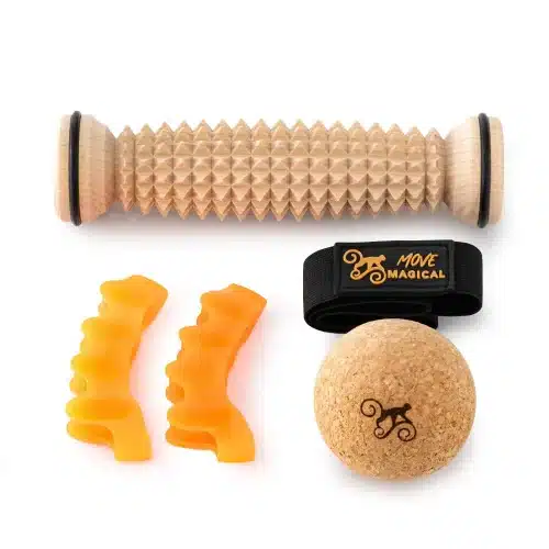 Спасителният комплект за крака включва силиконови разделители за пръсти, дървен валяк с шипове, гумена лента за разтягане и масажна топка от корк.