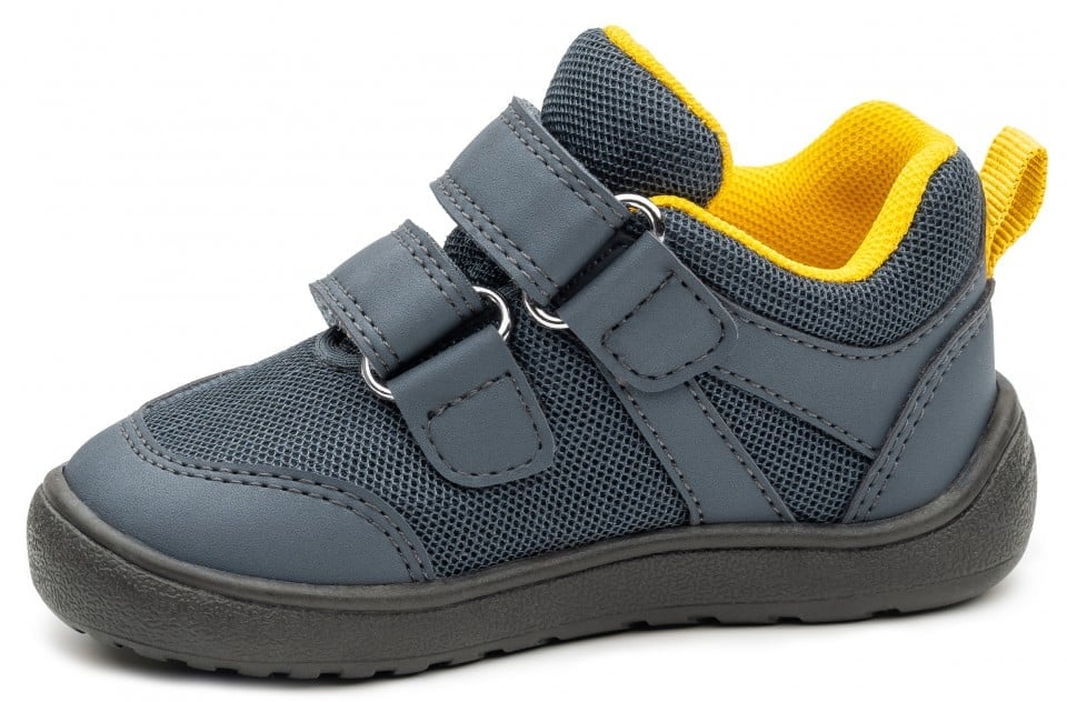 Боси момчешки маратонки Protetika в сиво и жълто.