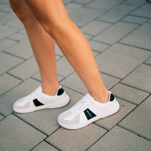 Боси маратони Be Lena Icara в бял и бежов цвят. Снимка на обувките поставени на крак.