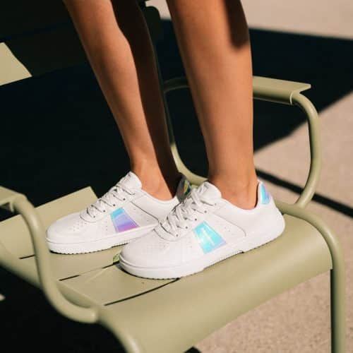 Дамски боси маратони Be Lena Icara в бял и пастелено шарен цвят. Снимка върху стол.