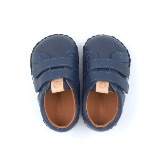 Боси буйки при прохождане в тъмно синьо на латвийската марка Minimus.