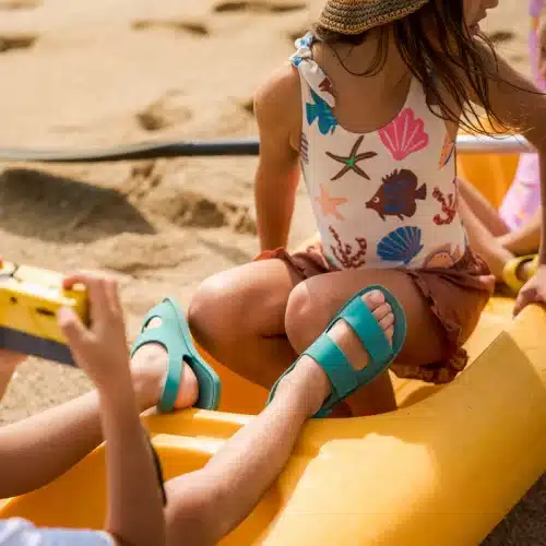 Верният спътник през лятото - детските боси сандали - чехли Muris - Aruba в синьо-зелено.